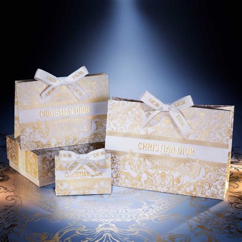 dior art of gifting clutch